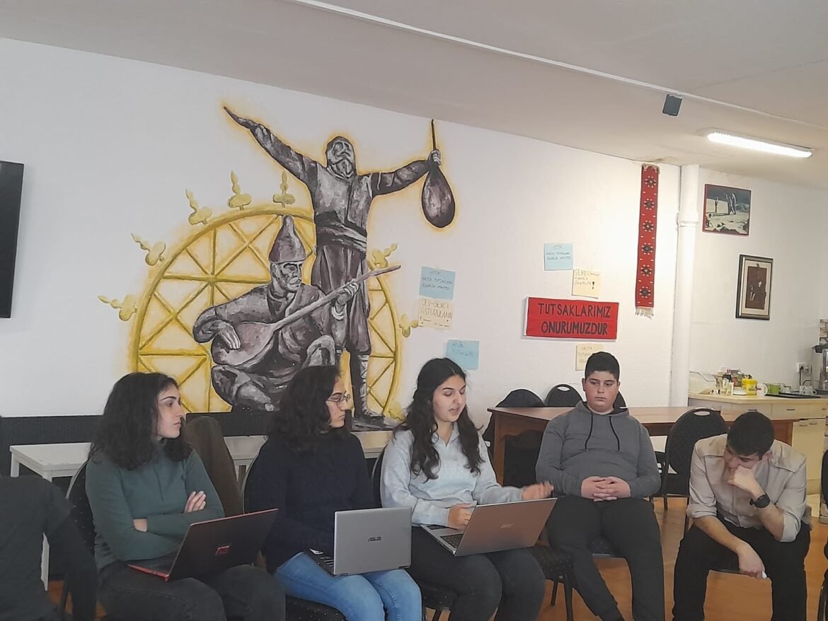 Avrupa Gençlik Kampında Grup Yorum Seminer Verdi - Image 1