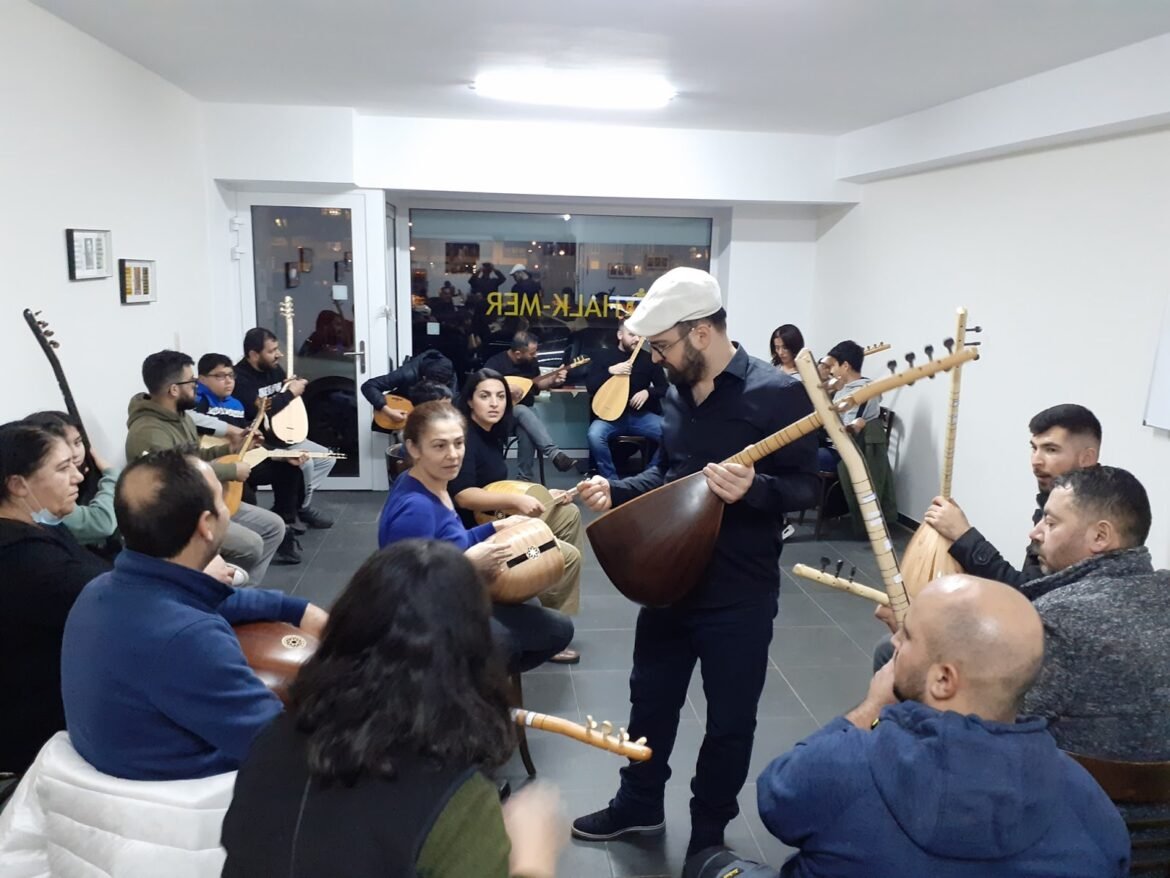 Halk-Mer Bağlama Kursunda Sibel Balaç İçin ”Bir Görüş Kabininde” Parçasını Öğreniyoruz - Image 1