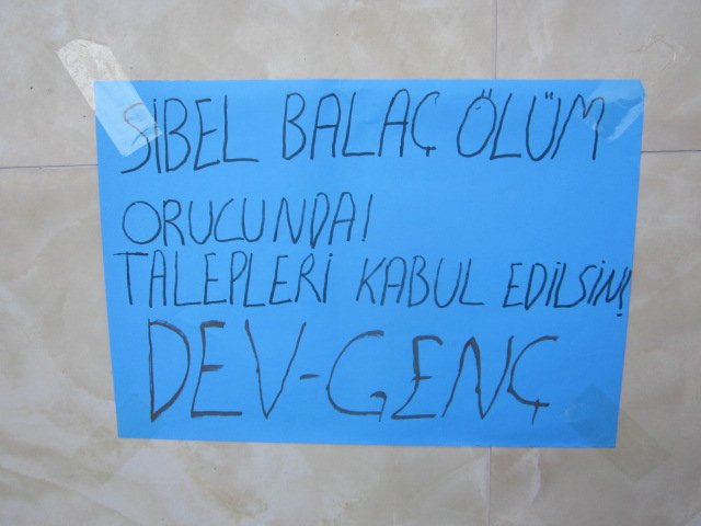 Dev-Genç’liler İstanbul’da Ölüm Orucu Direnişiyle İlgili Duvar Gazetesi Astı - Image 2 Dev-Genç’liler İstanbul’da Ölüm Orucu Direnişiyle İlgili Duvar Gazetesi Astı - Image 2