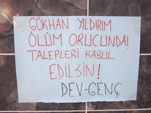 Dev-Genç’liler İstanbul’da Ölüm Orucu Direnişiyle İlgili Duvar Gazetesi Astı - Image 10 Dev-Genç’liler İstanbul’da Ölüm Orucu Direnişiyle İlgili Duvar Gazetesi Astı - Image 10