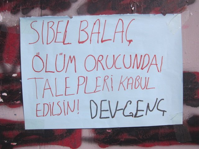 Dev-Genç’liler İstanbul’da Ölüm Orucu Direnişiyle İlgili Duvar Gazetesi Astı - Image 7 Dev-Genç’liler İstanbul’da Ölüm Orucu Direnişiyle İlgili Duvar Gazetesi Astı - Image 7