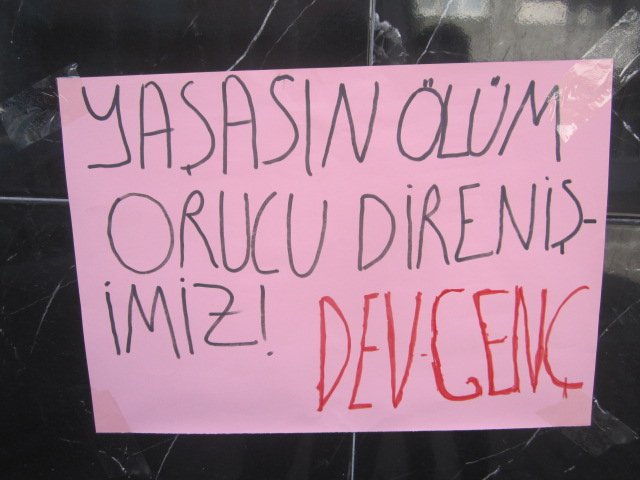 Dev-Genç’liler İstanbul’da Ölüm Orucu Direnişiyle İlgili Duvar Gazetesi Astı - Image 9 Dev-Genç’liler İstanbul’da Ölüm Orucu Direnişiyle İlgili Duvar Gazetesi Astı - Image 9
