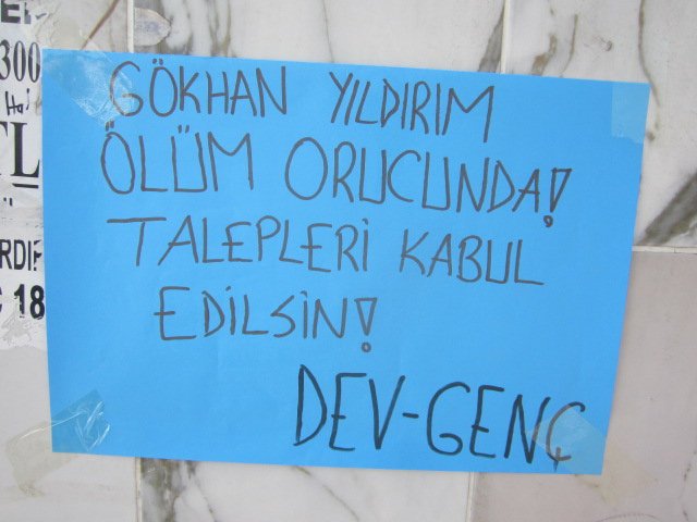 Dev-Genç’liler İstanbul’da Ölüm Orucu Direnişiyle İlgili Duvar Gazetesi Astı - Image 4 Dev-Genç’liler İstanbul’da Ölüm Orucu Direnişiyle İlgili Duvar Gazetesi Astı - Image 4