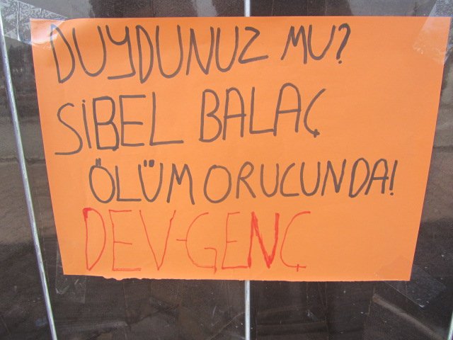 Dev-Genç’liler İstanbul’da Ölüm Orucu Direnişiyle İlgili Duvar Gazetesi Astı - Image 3 Dev-Genç’liler İstanbul’da Ölüm Orucu Direnişiyle İlgili Duvar Gazetesi Astı - Image 3