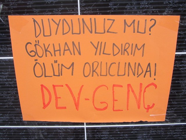 Dev-Genç’liler İstanbul’da Ölüm Orucu Direnişiyle İlgili Duvar Gazetesi Astı - Image 6 Dev-Genç’liler İstanbul’da Ölüm Orucu Direnişiyle İlgili Duvar Gazetesi Astı - Image 6
