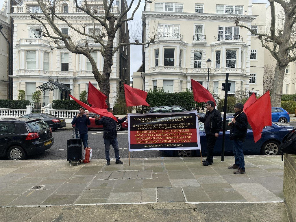 İngiltere Halk Cephesi’nden 11 Türkiyeli Tutsak İçin Londra Yunanistan Elçiliği Önünde Eylem - Image 1