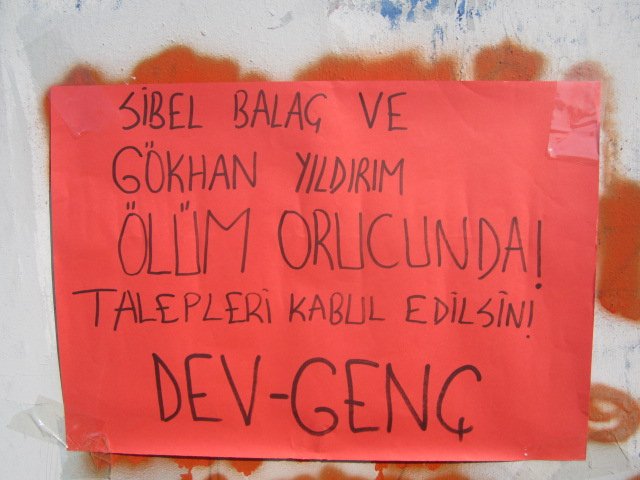 Dev-Genç’liler İstanbul’da Ölüm Orucu Direnişiyle İlgili Duvar Gazetesi Astı - Image 8 Dev-Genç’liler İstanbul’da Ölüm Orucu Direnişiyle İlgili Duvar Gazetesi Astı - Image 8