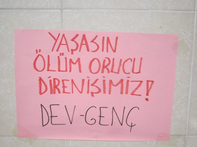 Dev-Genç’liler İstanbul’da Ölüm Orucu Direnişiyle İlgili Duvar Gazetesi Astı - Image 5 Dev-Genç’liler İstanbul’da Ölüm Orucu Direnişiyle İlgili Duvar Gazetesi Astı - Image 5