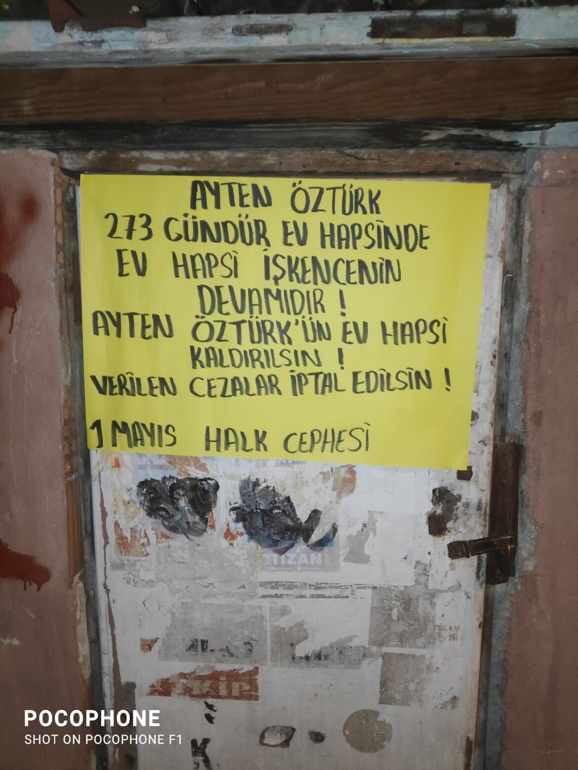 Bir Mayıs Mahallesi’nde Ayten Öztürk’ün Ev Hapsi Cezasının Kaldırılması İçin Duvar Gazetesi Asıldı - Image 1