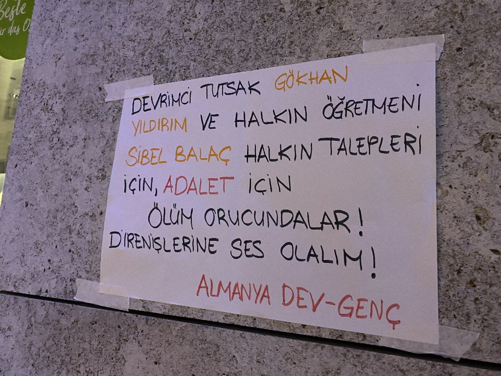 Almanya Dev-Genç’liler Ölüm Orucu Direnişçileri İçin Duvar Gazetesi Astı - Image 1