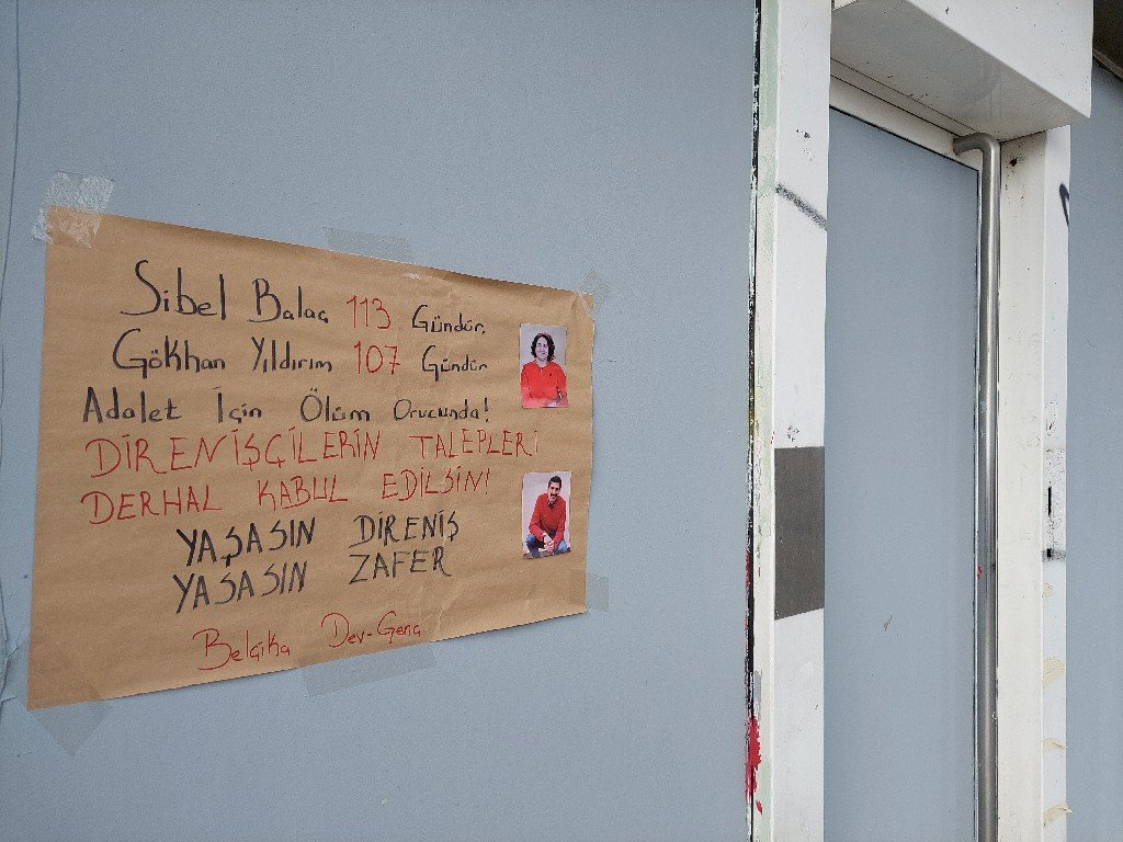 Belçika Dev-Genç Ölüm Orucu İçin Duvar Gazetesi Astı - Image 1