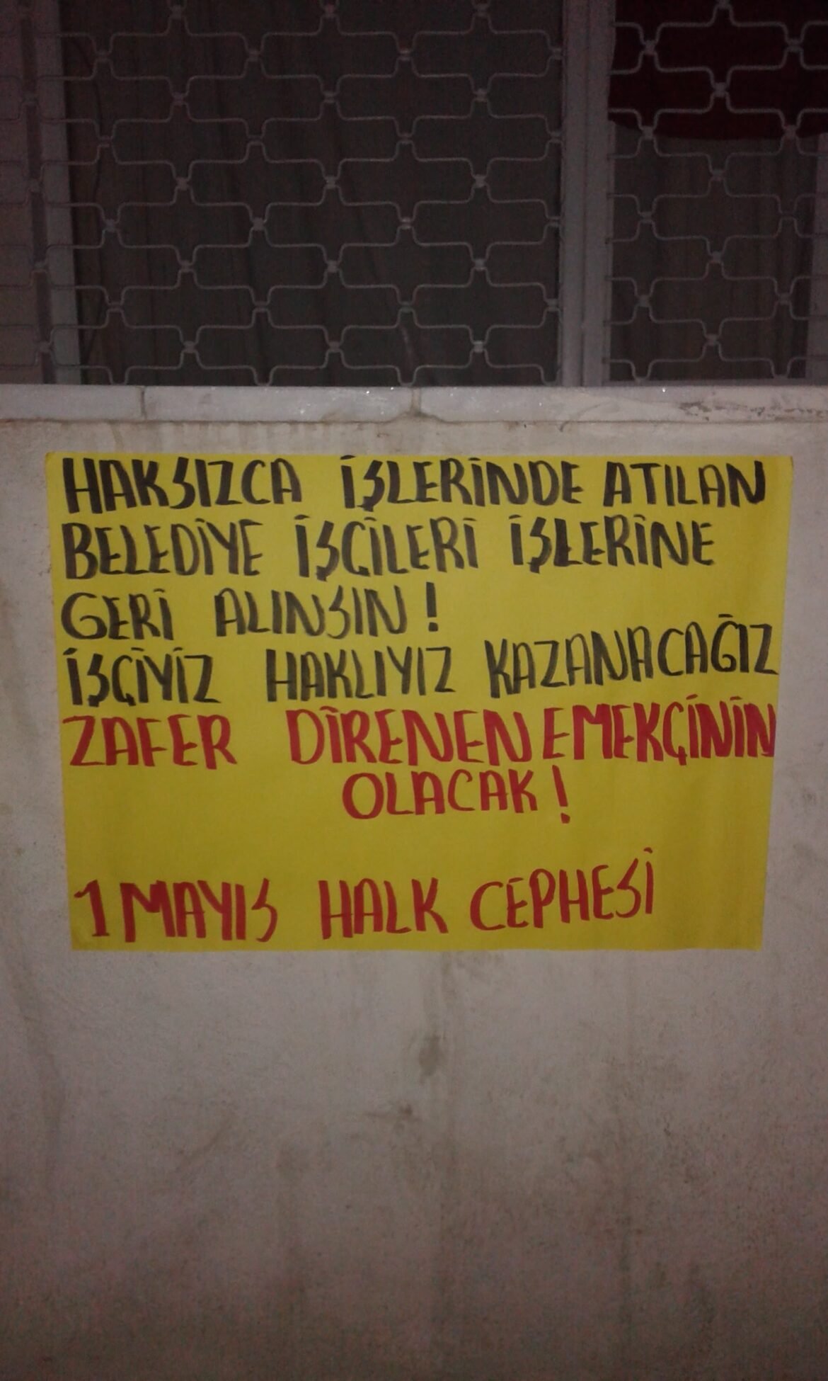 Bir Mayıs Halk Cephesi Direnen İşçiler İçin Duvar Gazetesi Astı - Image 1