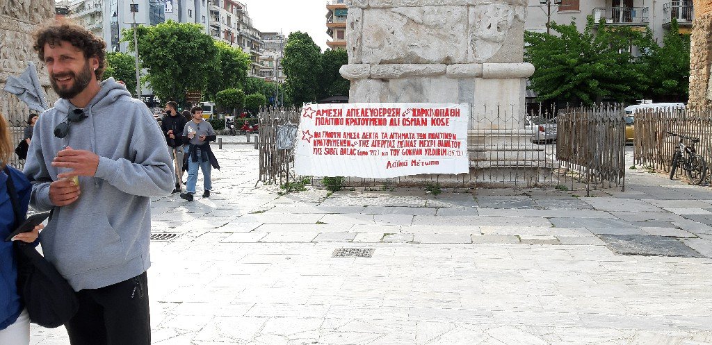 Yunanistan Selanik’te Yürüyüşte Ölüm Orucu Direnişi İçin Pankart Açıldı - Image 1