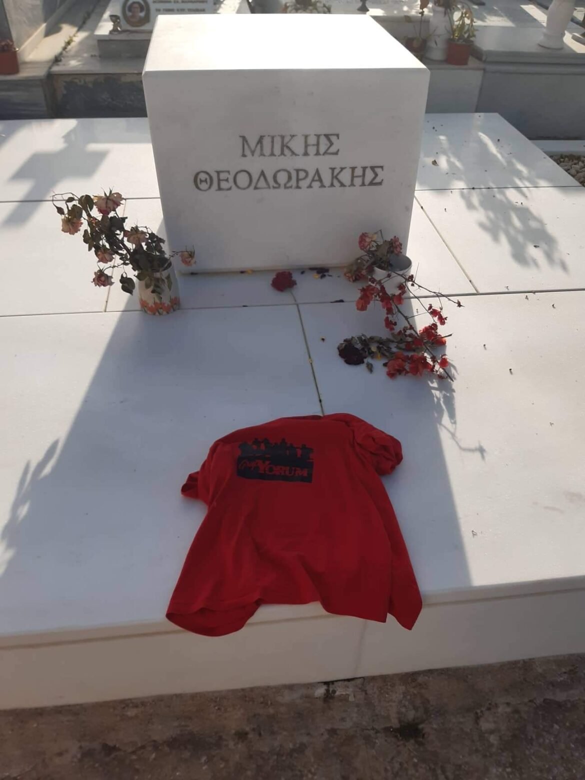 Theodorakis’in Mezarına Grup Yorum Tişörtü Bırakıldı - Image 1