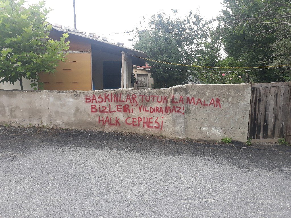 Gazi Mahallesinde Halk Cepheliler Baskınlara Karşı Yazılama Yaptı - Image 1