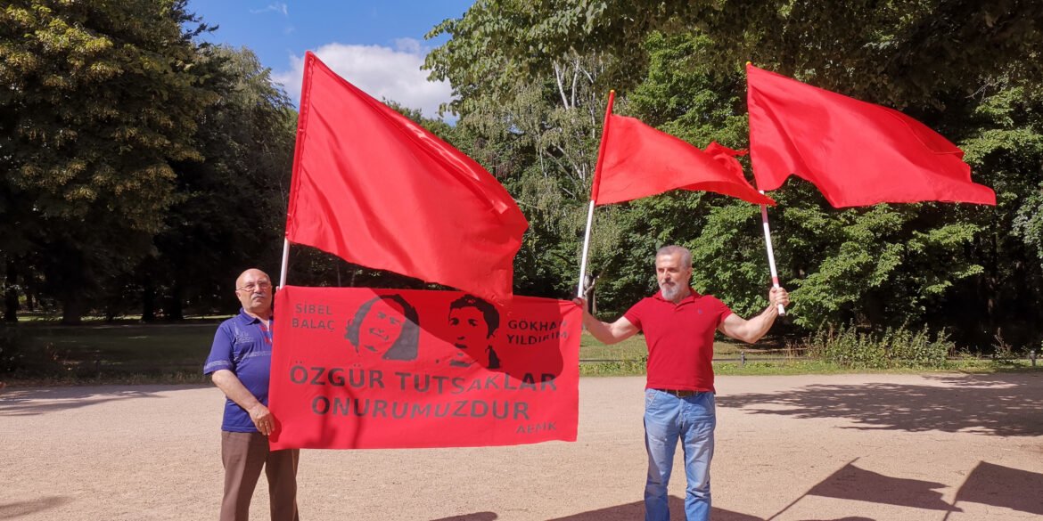 Berlin Halk Meclisi Ölüm Orucu Direnişçileri İçin Türkiye Büyükelçiliği Önüne Eylem Yaptı - Image 1