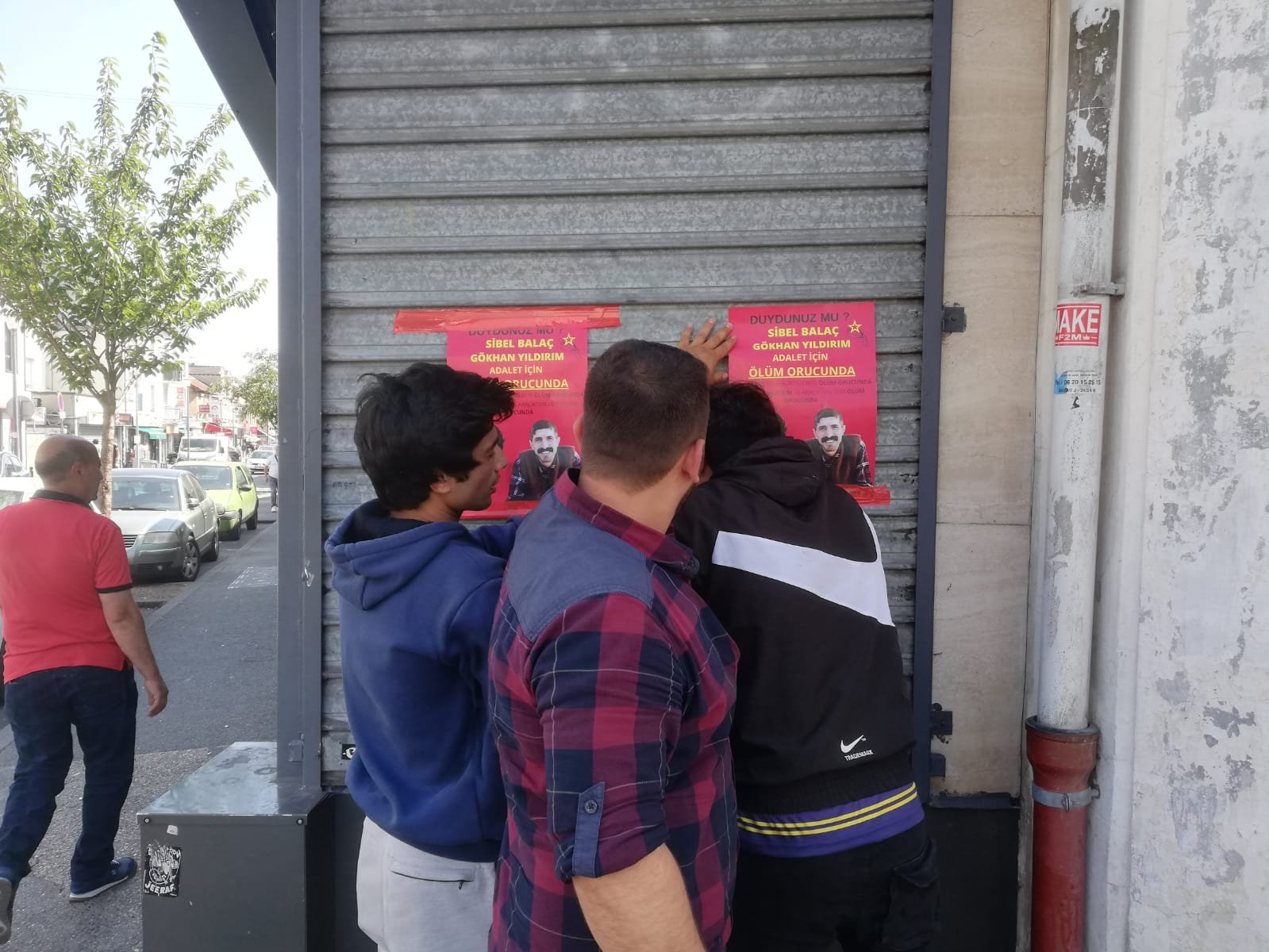 Fransa Adalet İstiyoruz Komitesi Ölüm Orucu Direnişleri İçin Afiş Ve Pullama Çalışması Gerçekleştirdi - Image 5 Fransa Adalet İstiyoruz Komitesi Ölüm Orucu Direnişleri İçin Afiş Ve Pullama Çalışması Gerçekleştirdi - Image 5