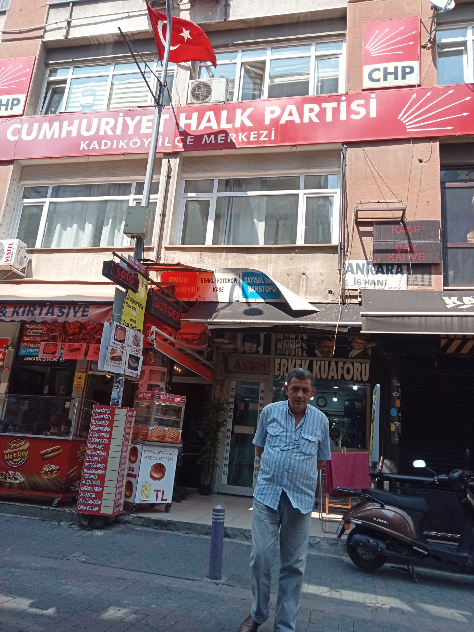Direnen Şişli Belediyesi İşçisi Turan Aktaş Kazandığı Davaların Belgelerini CHP Kadıköy İlçe Başkanlığına Verdi - Image 1