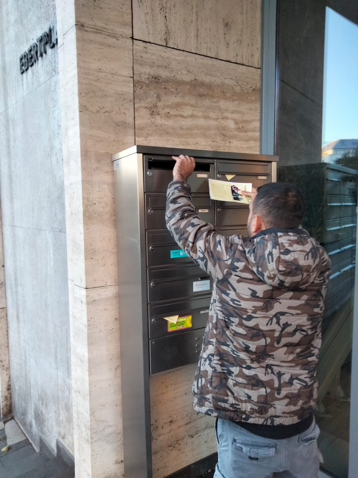 Faşist 129 Yasası Kaldırılsın Komitesi Köln’de Bildiri Dağıtımı Yaptı - Image 1