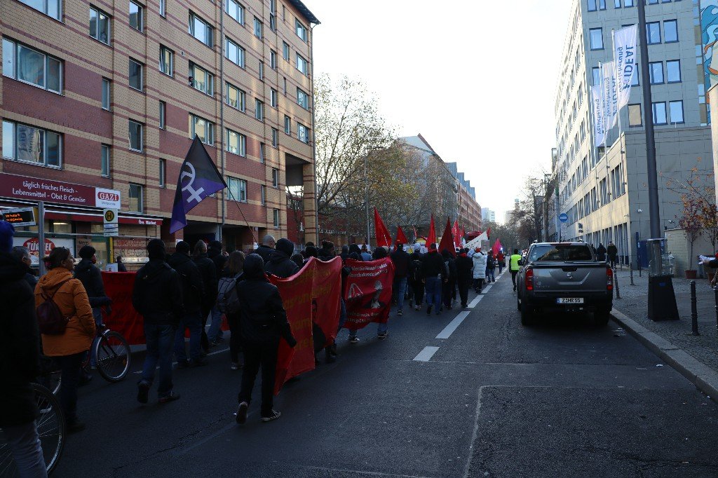 129 Yasasına Karşı Berlin Sokaklarında Yaklaşık 200 Kişi Yürüdü - Image 11 129 Yasasına Karşı Berlin Sokaklarında Yaklaşık 200 Kişi Yürüdü - Image 11