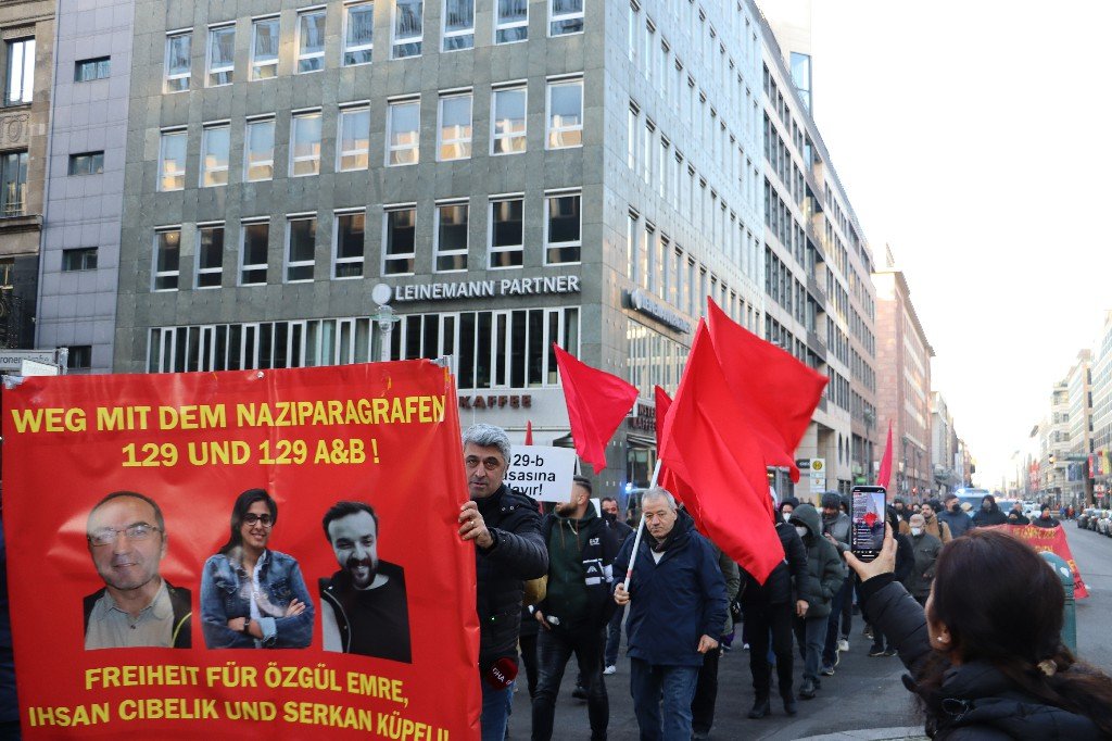 129 Yasasına Karşı Berlin Sokaklarında Yaklaşık 200 Kişi Yürüdü - Image 14 129 Yasasına Karşı Berlin Sokaklarında Yaklaşık 200 Kişi Yürüdü - Image 14