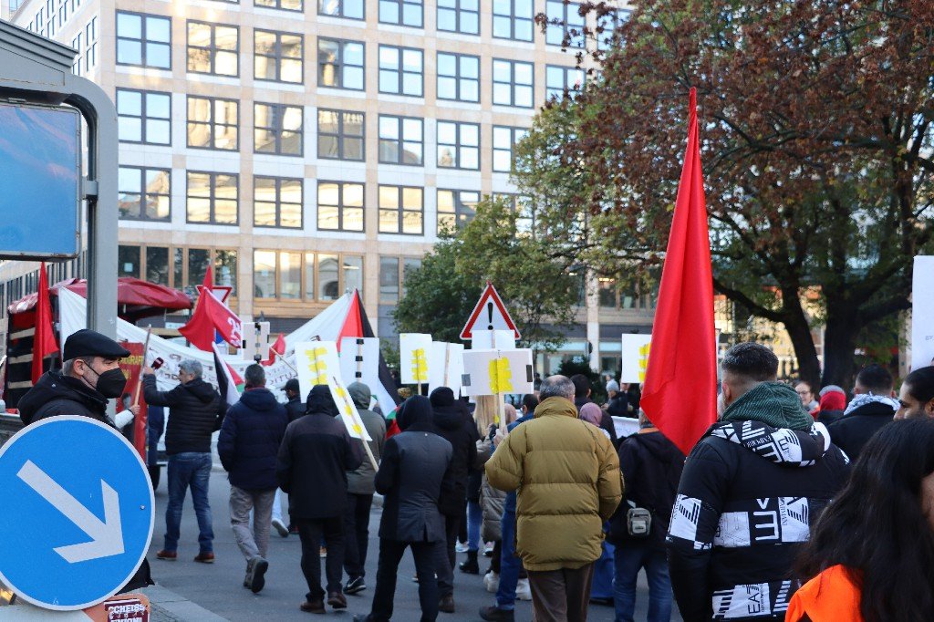 129 Yasasına Karşı Berlin Sokaklarında Yaklaşık 200 Kişi Yürüdü - Image 17 129 Yasasına Karşı Berlin Sokaklarında Yaklaşık 200 Kişi Yürüdü - Image 17
