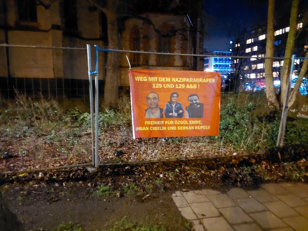 Faşist 129 Yasaları Kaldırılsın Komitesi Düsseldorf İçişleri Bakanlığı Önüne Pankart Astı - Image 1