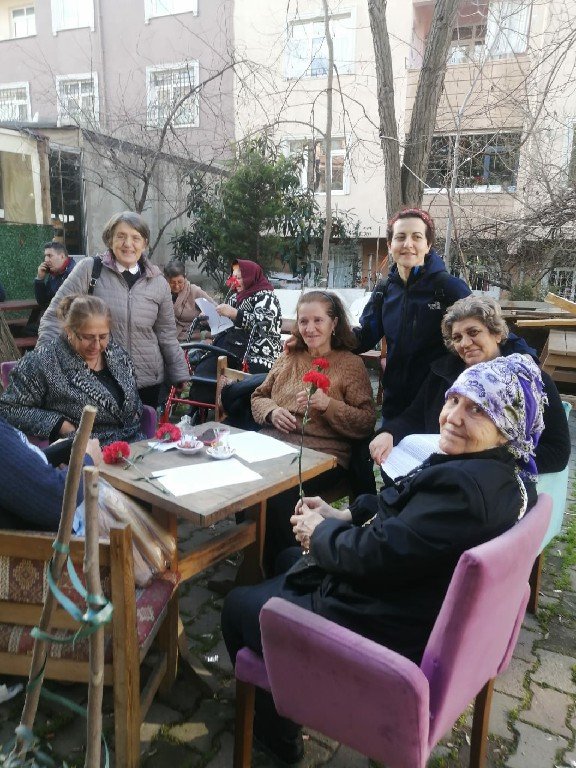 İşçi Meclisi Emekçileri ve Ölüm Orucu Gazisi Sibel Balaç Çayan Mahallesi’nde 8 Mart Dolayısıyla Karanfil Dağıttı - Image 1