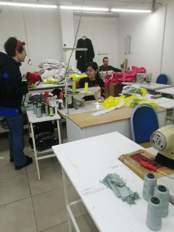 İşçi Meclisi Emekçileri ve Ölüm Orucu Gazisi Sibel Balaç Nurtepe’de Atölyeleri Gezip Karanfil Dağıttı - Image 1