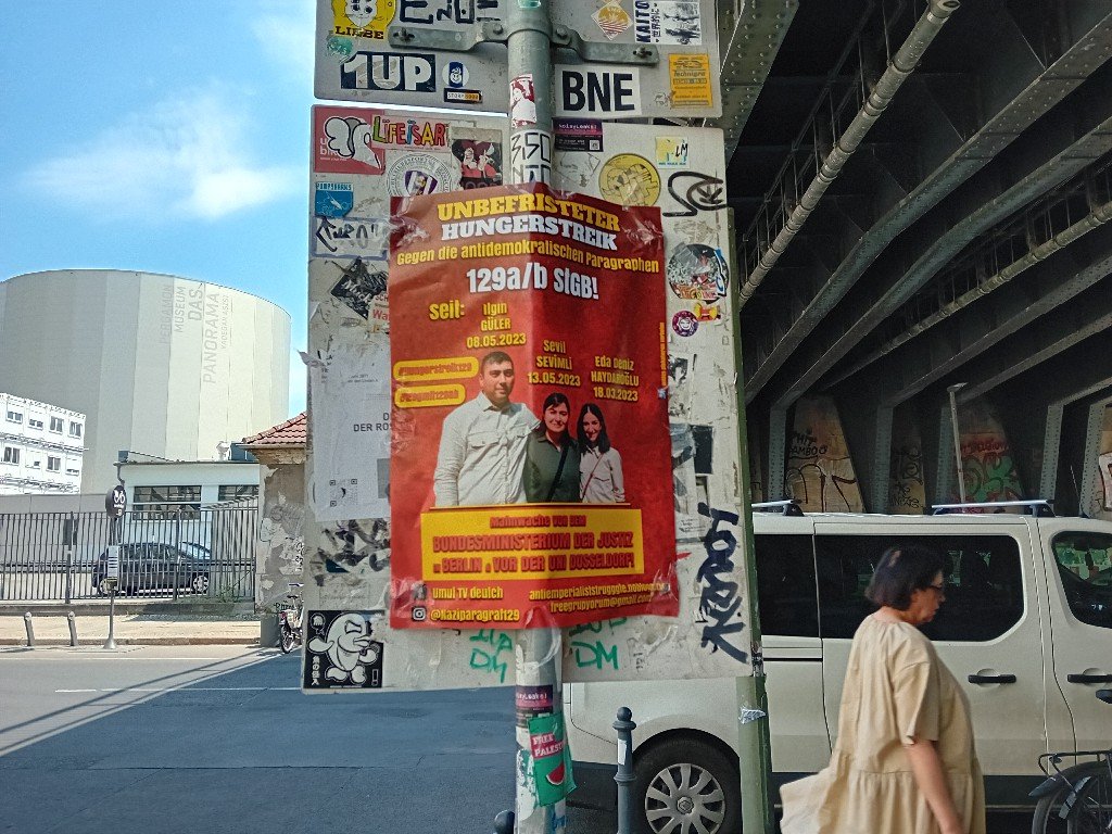 129 Komitesi Berlin’de Grimm Kütüphanesi Çevresinde Afişleme Çalışması Yaptı - Image 1