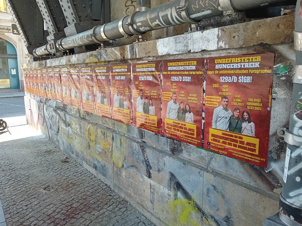 129 Komitesi Berlin’de Grimm Kütüphanesi Çevresinde Afişleme Çalışması Yaptı - Image 2 129 Komitesi Berlin’de Grimm Kütüphanesi Çevresinde Afişleme Çalışması Yaptı - Image 2