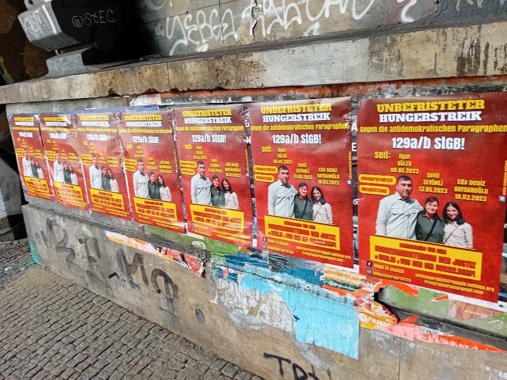 129 Komitesi Berlin’de Grimm Kütüphanesi Çevresinde Afişleme Çalışması Yaptı - Image 3 129 Komitesi Berlin’de Grimm Kütüphanesi Çevresinde Afişleme Çalışması Yaptı - Image 3