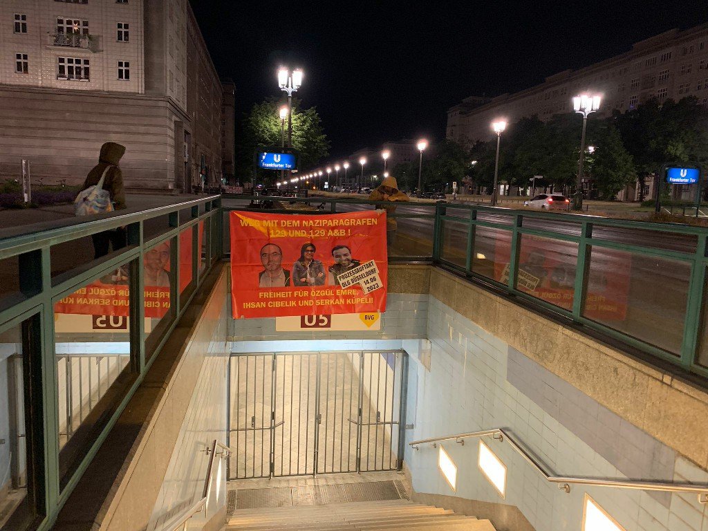 Almanya Berlin’de Friedrichshain Mahallesinde 129 Yasalarına Karşı Pankart Asıldı - Image 1