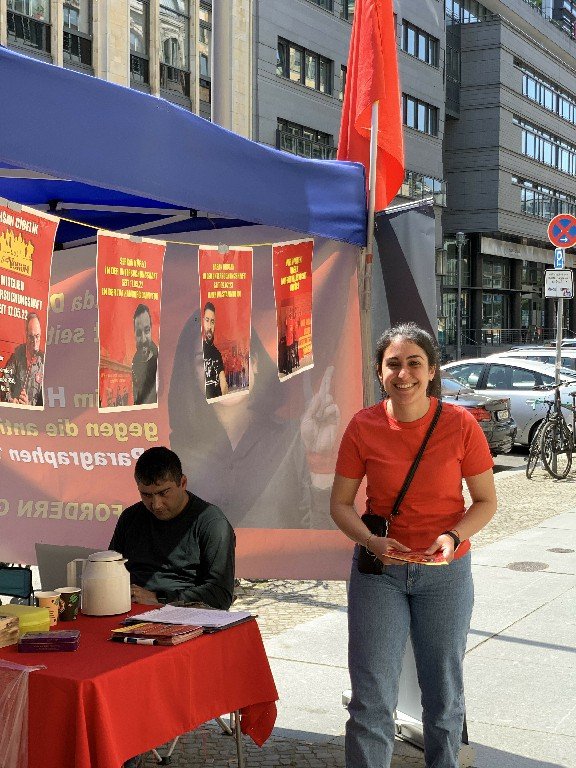 Grup Yorum 5 Haziran Pazartesi Günü Berlin Adalet Bakanlığının Önündeki Direniş Çadırındaydı - Image 2 Grup Yorum 5 Haziran Pazartesi Günü Berlin Adalet Bakanlığının Önündeki Direniş Çadırındaydı - Image 2