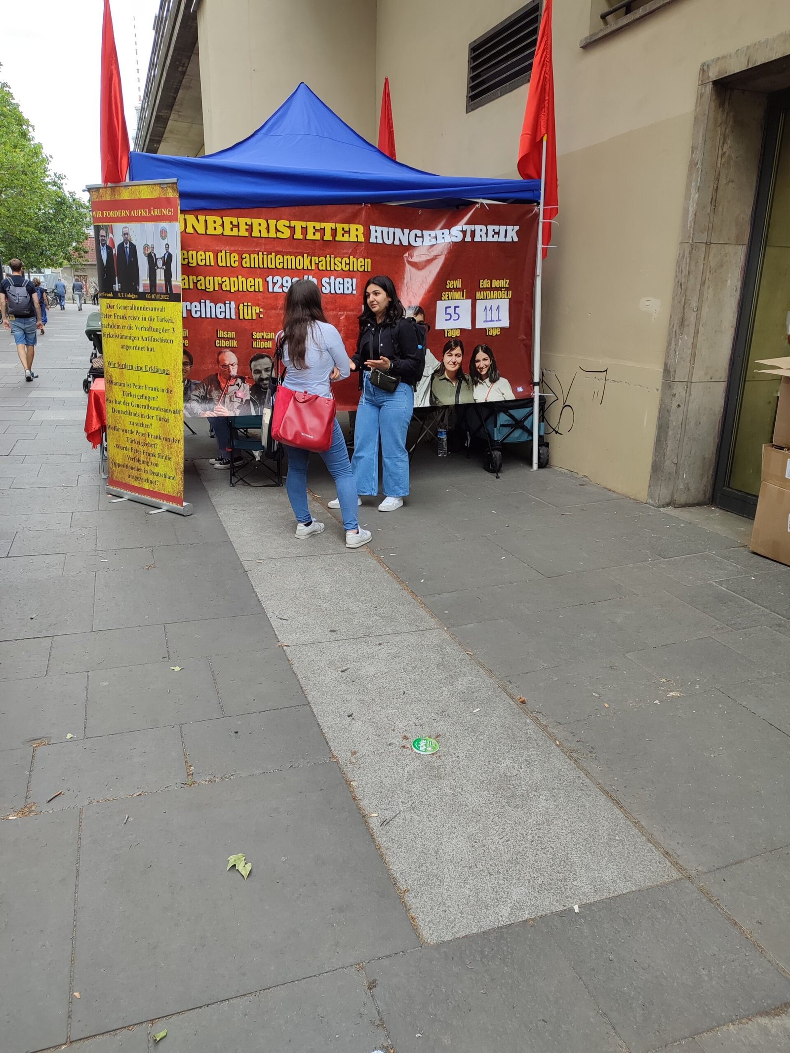 6 Temmuz Perşembe Günü Açlık Grevi Direnişçileri Berlin Humboldt Üniversitesi Önündeydi - Image 1
