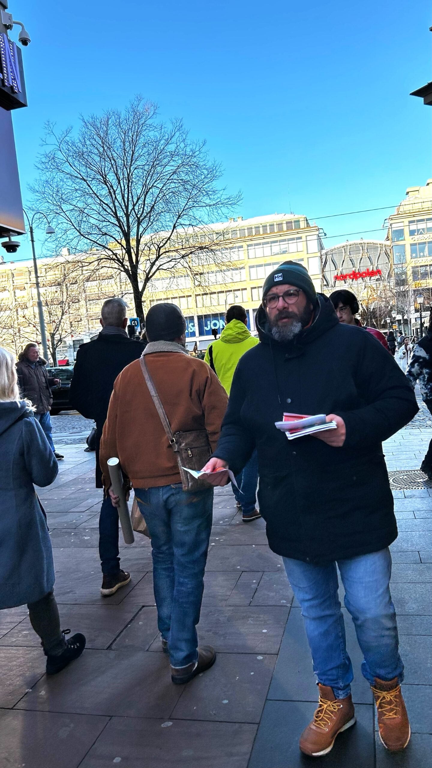 İsveç Göteborg’da Alman Faşist 129 Yasalarına Karşı Bildiri Dağıtıldı - Image 1