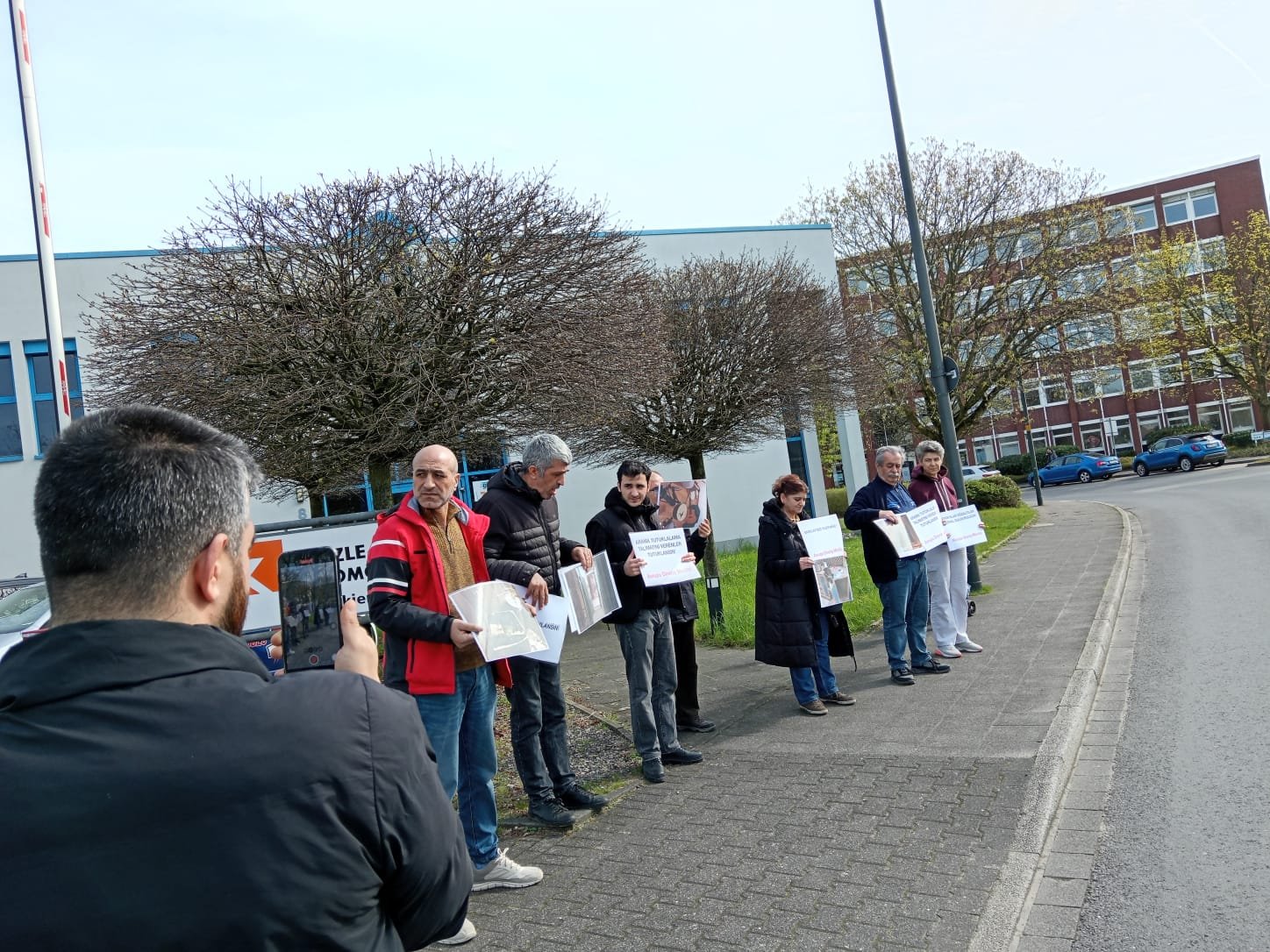 Düsseldorf Türk Konsolosluğu Önünde Sloganlarımız Yankılandı - Image 1