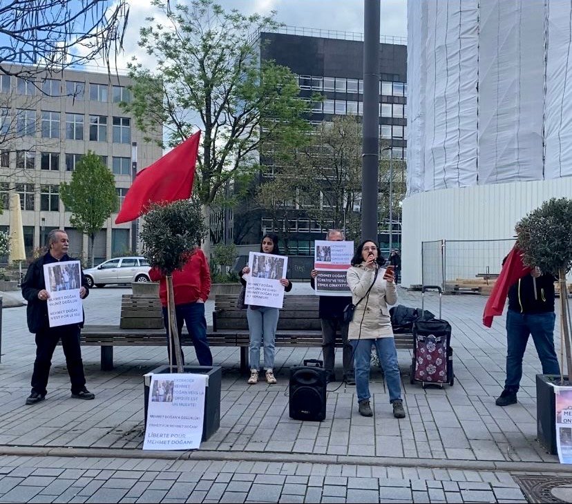 Grup Yorum 10 Nisan Çarşamba Günü Düsseldorf’ta Fransa Konsolosluğu Önünde Eyleme Katıldı - Image 1