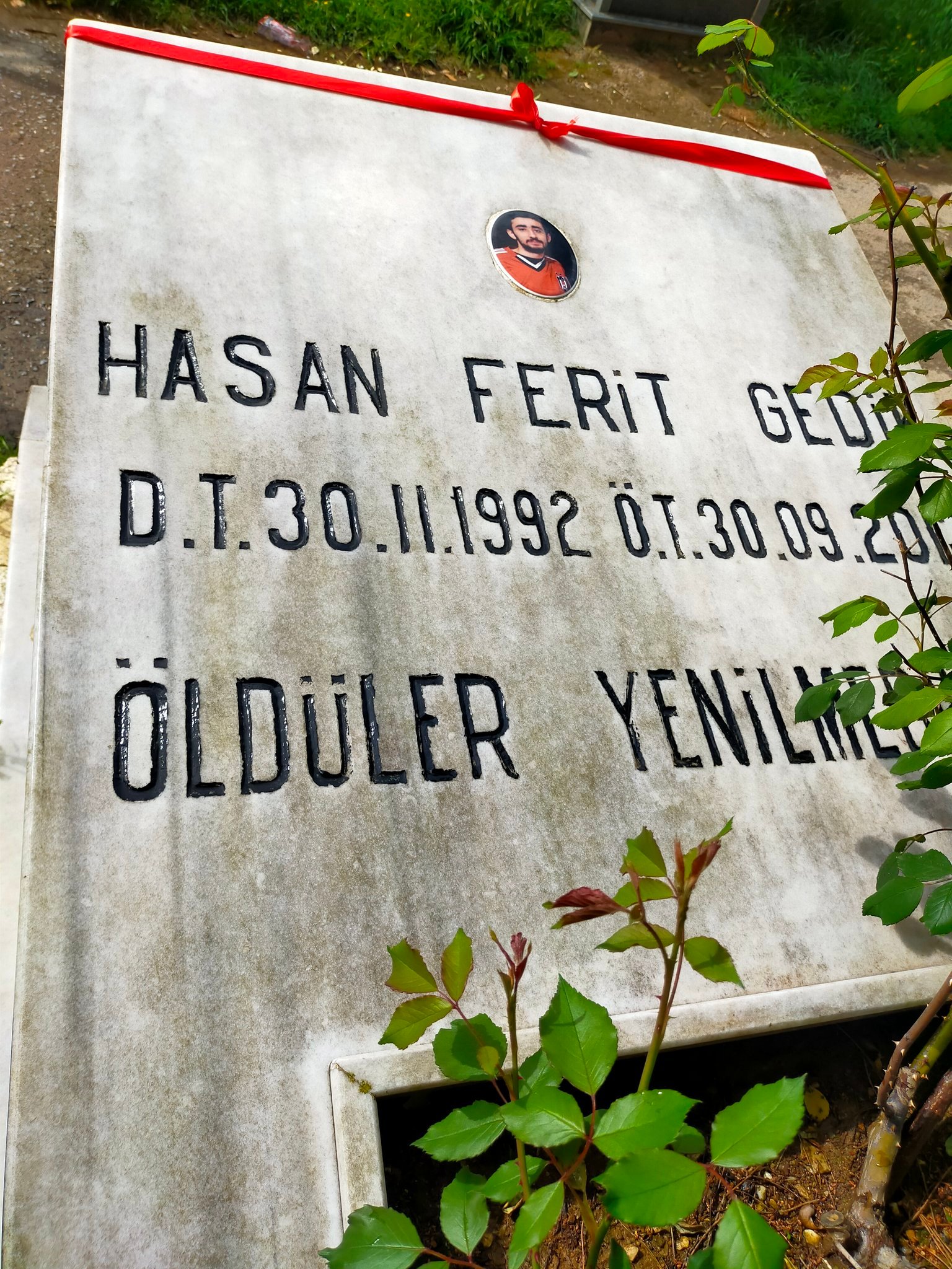 Gazi Mahallesi’nde Şehit Mezarları Ziyaret Edildi - Image 1