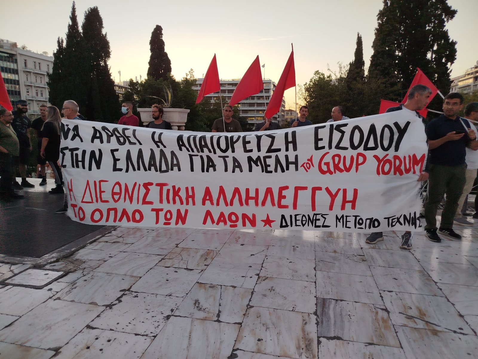 Atina’da Yaklaşık 70 Kişi Grup Yorum Emekçilerine Verilen Giriş Yasağına Karşı SYNTAGMA Meydanındaydı - Image 1