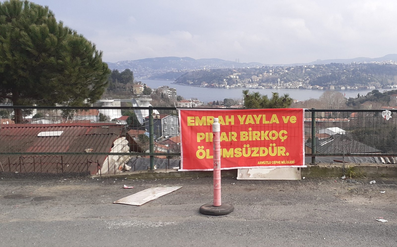 03 Şubat’ta Halk Savaşçıları Emrah Yayla ve Pınar Birkoç İçin Armutlu Cephe Milisleri Tarafından Yazılama ve Pankart Asıldı - Image 1