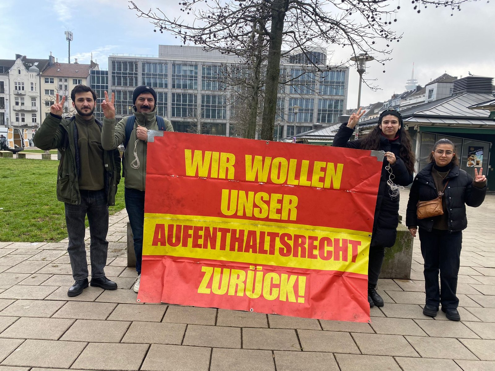 Oturum Hakkımız Gasp Edilemez Direnişi 6 Yıldır Düsseldorf İçişleri Bakanlığı Önünde Sürüyor! - Image 2 Oturum Hakkımız Gasp Edilemez Direnişi 6 Yıldır Düsseldorf İçişleri Bakanlığı Önünde Sürüyor! - Image 2