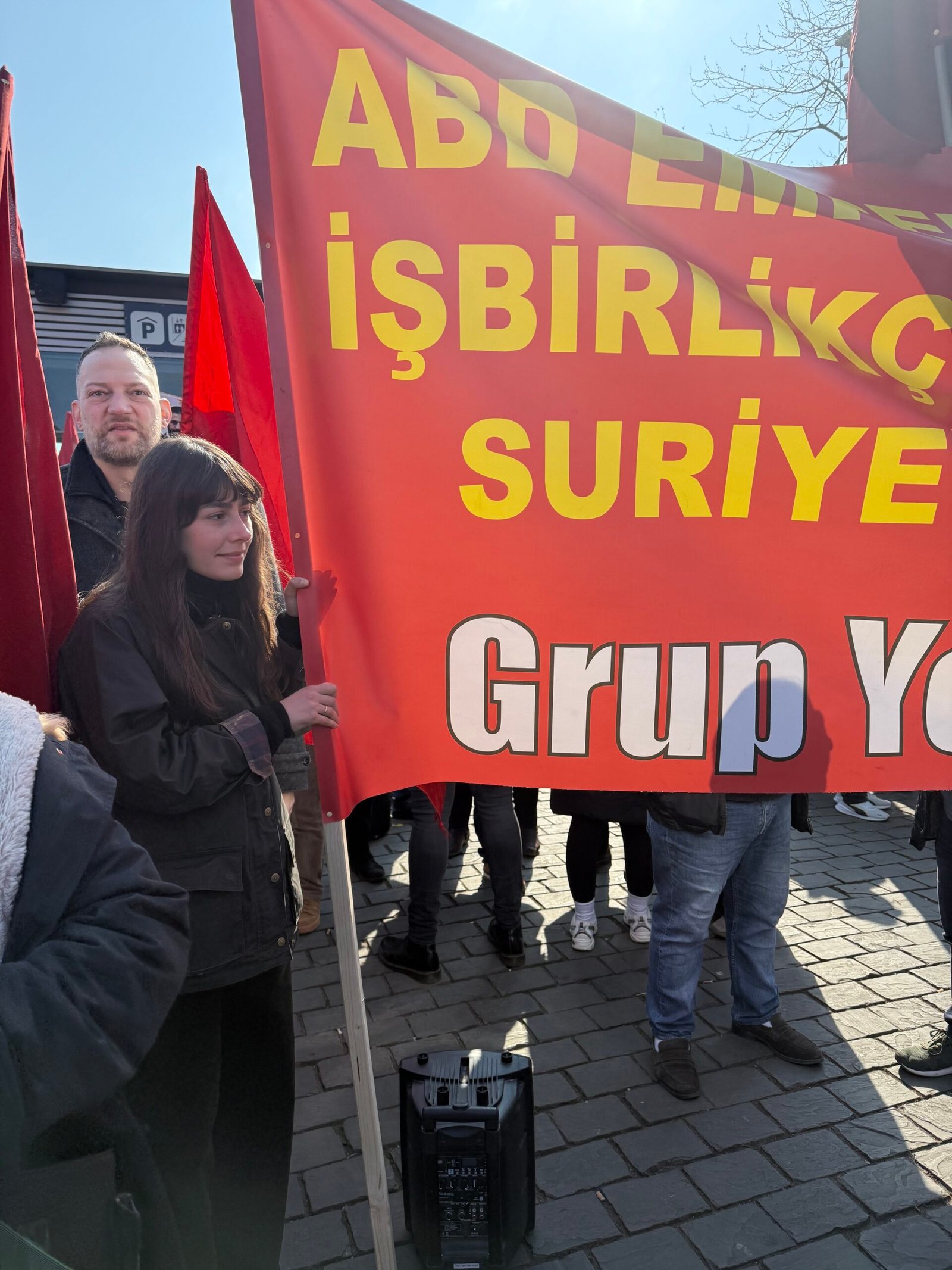Grup Yorum: ABD Emperyalizminin İşbirlikçi Çetesi HTŞ’in Suriye’deki Katliamlarına Karşı Köln Mitinginde Yerini Aldı - Image 2 Grup Yorum: ABD Emperyalizminin İşbirlikçi Çetesi HTŞ’in Suriye’deki Katliamlarına Karşı Köln Mitinginde Yerini Aldı - Image 2