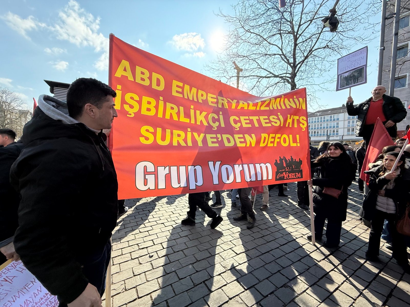 Grup Yorum: ABD Emperyalizminin İşbirlikçi Çetesi HTŞ’in Suriye’deki Katliamlarına Karşı Köln Mitinginde Yerini Aldı - Image 3 Grup Yorum: ABD Emperyalizminin İşbirlikçi Çetesi HTŞ’in Suriye’deki Katliamlarına Karşı Köln Mitinginde Yerini Aldı - Image 3