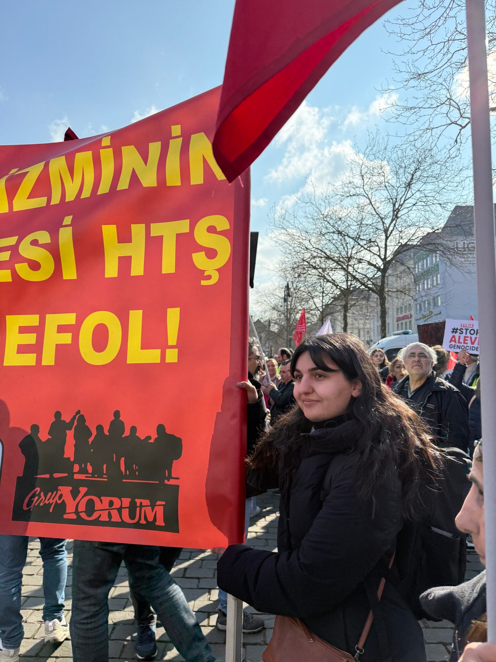 Grup Yorum: ABD Emperyalizminin İşbirlikçi Çetesi HTŞ’in Suriye’deki Katliamlarına Karşı Köln Mitinginde Yerini Aldı - Image 4 Grup Yorum: ABD Emperyalizminin İşbirlikçi Çetesi HTŞ’in Suriye’deki Katliamlarına Karşı Köln Mitinginde Yerini Aldı - Image 4