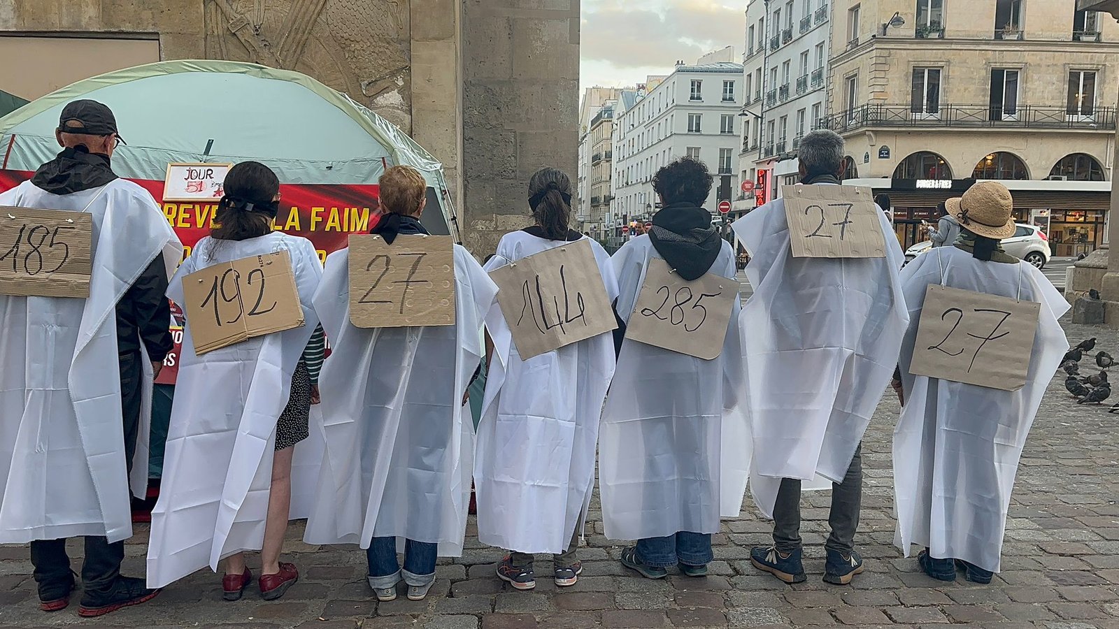 Ölüm Orucu Direnişçisi Serkan Onur Yılmazın Sesini Duyurmak İçin Paris’te Kefenli Eylem Yapıldı… - Image 2 Ölüm Orucu Direnişçisi Serkan Onur Yılmazın Sesini Duyurmak İçin Paris’te Kefenli Eylem Yapıldı… - Image 2