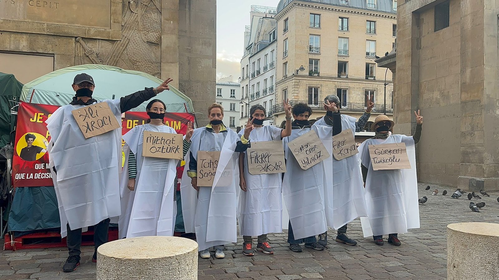 Ölüm Orucu Direnişçisi Serkan Onur Yılmazın Sesini Duyurmak İçin Paris’te Kefenli Eylem Yapıldı… - Image 4 Ölüm Orucu Direnişçisi Serkan Onur Yılmazın Sesini Duyurmak İçin Paris’te Kefenli Eylem Yapıldı… - Image 4