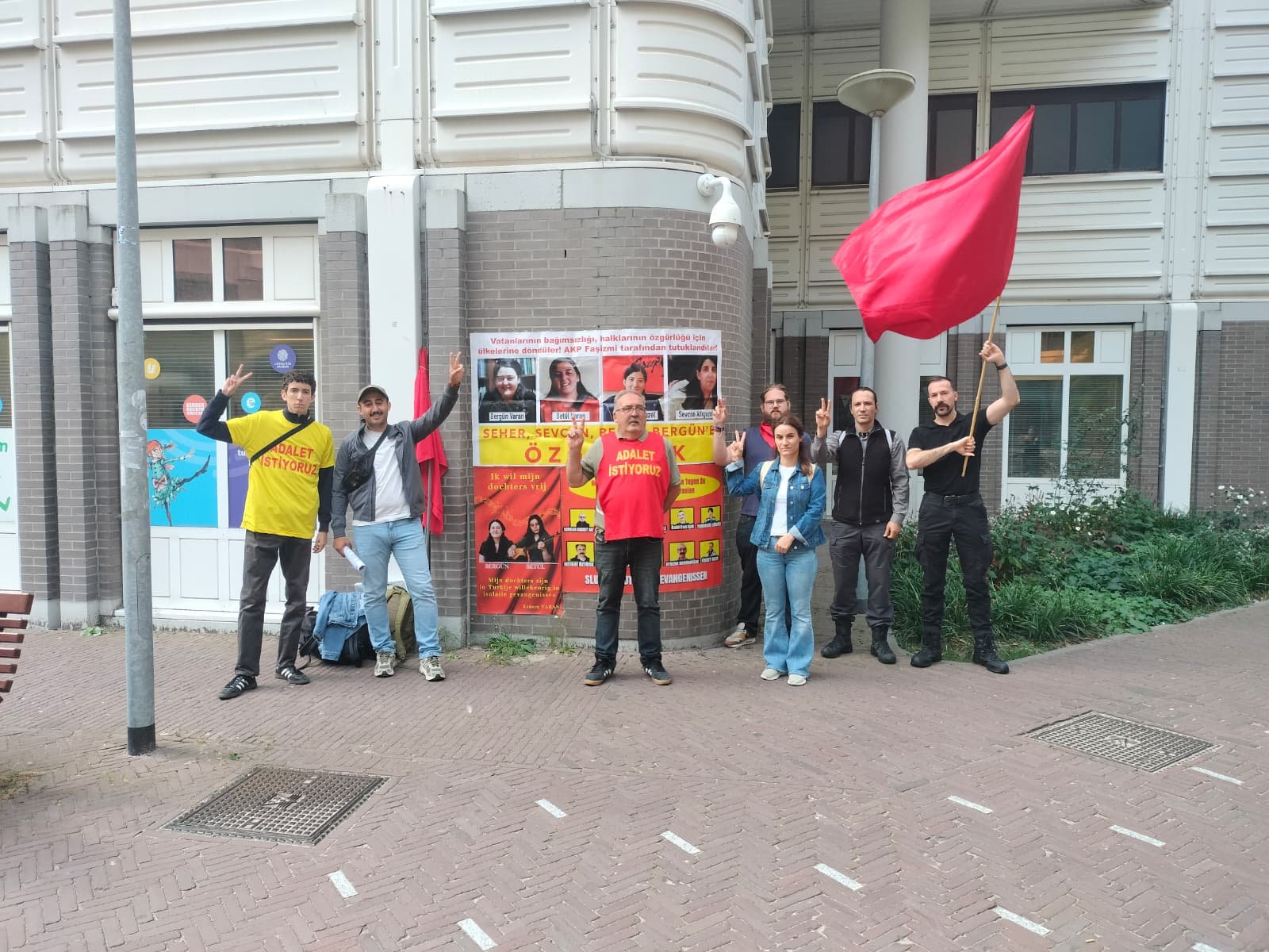 Hollanda Halk Cephesi Hollanda Parlamentosu (Tweede Kamer) Önünde Özgür Tutsaklar İçin 19. Haftada Eylemini Sürdürüyor - Image 1