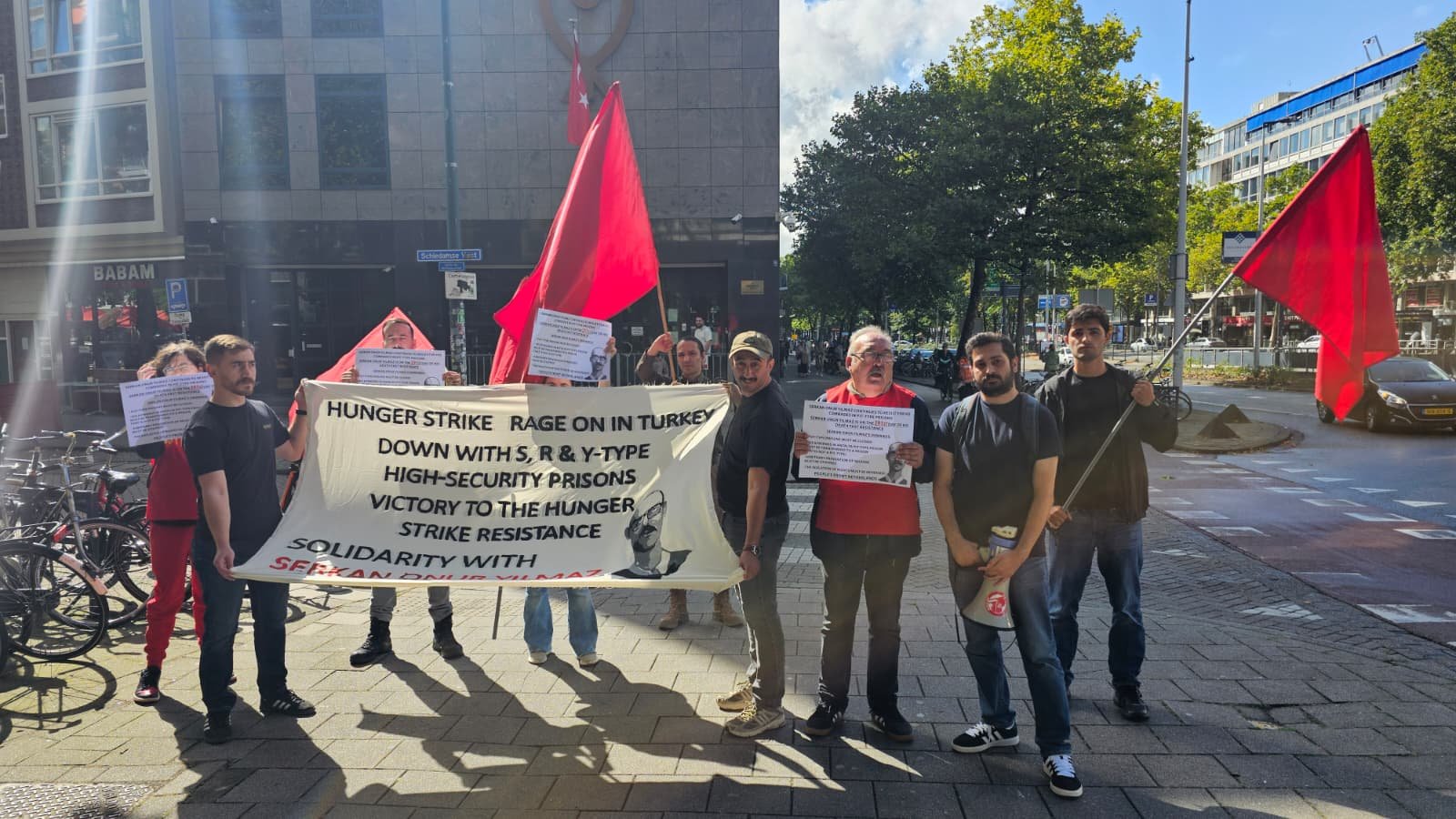 Hollanda Halk Cephesi Serkan Onur Yılmaz’ın Ölüm Orucunun 291.Gününde Rotterdam Türkiye Başkonsolosluğu Önünde Basın Açıklaması Yaptı - Image 1