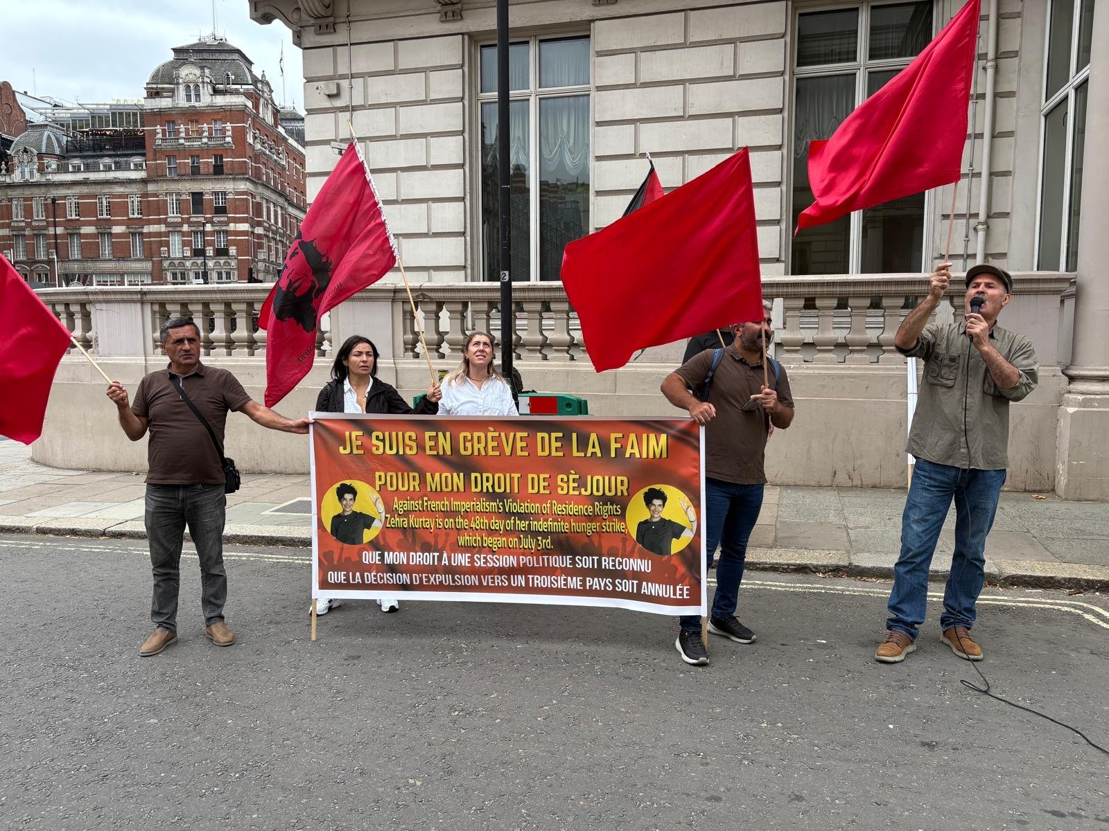 İngiltere’de Fransa Elçiliği Önünde Hakkı İçin Direnen Zehra Kurtay Sahiplenildi Fransa Devleti Protesto Edildi - Image 1